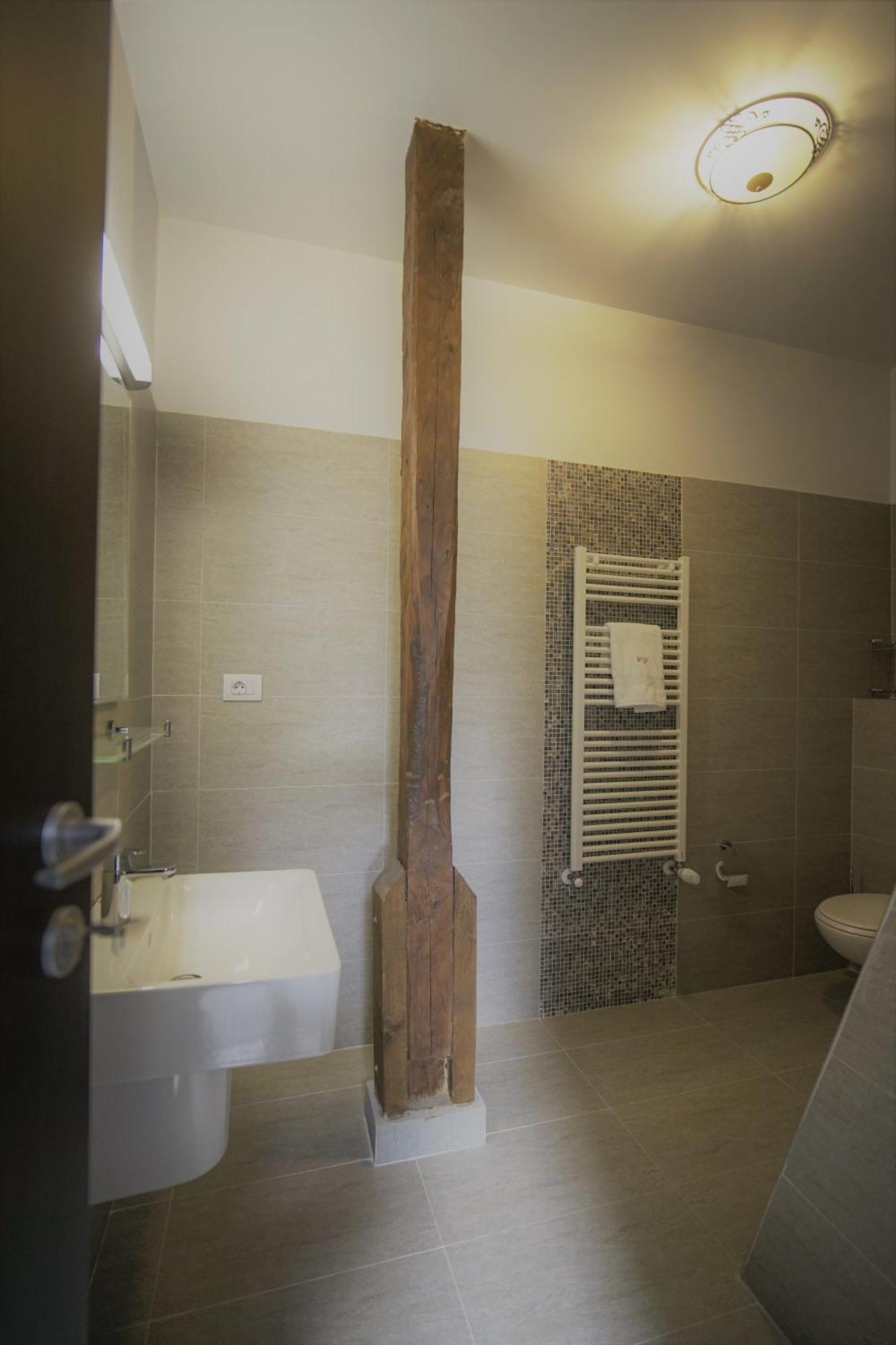 La Curtea Domneasca Otel Piatra Neamţ Oda fotoğraf