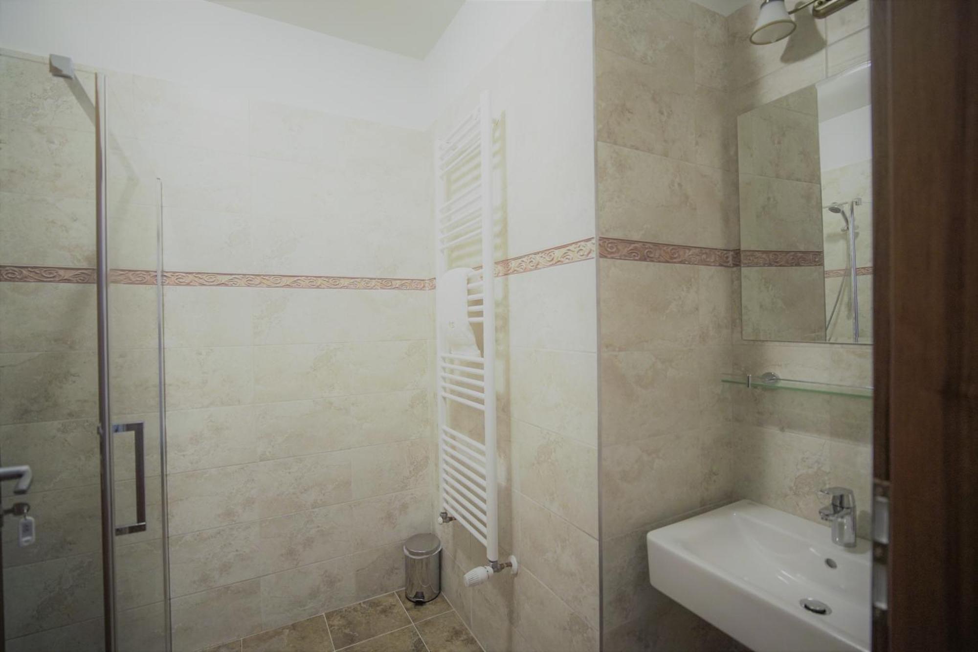 La Curtea Domneasca Otel Piatra Neamţ Oda fotoğraf