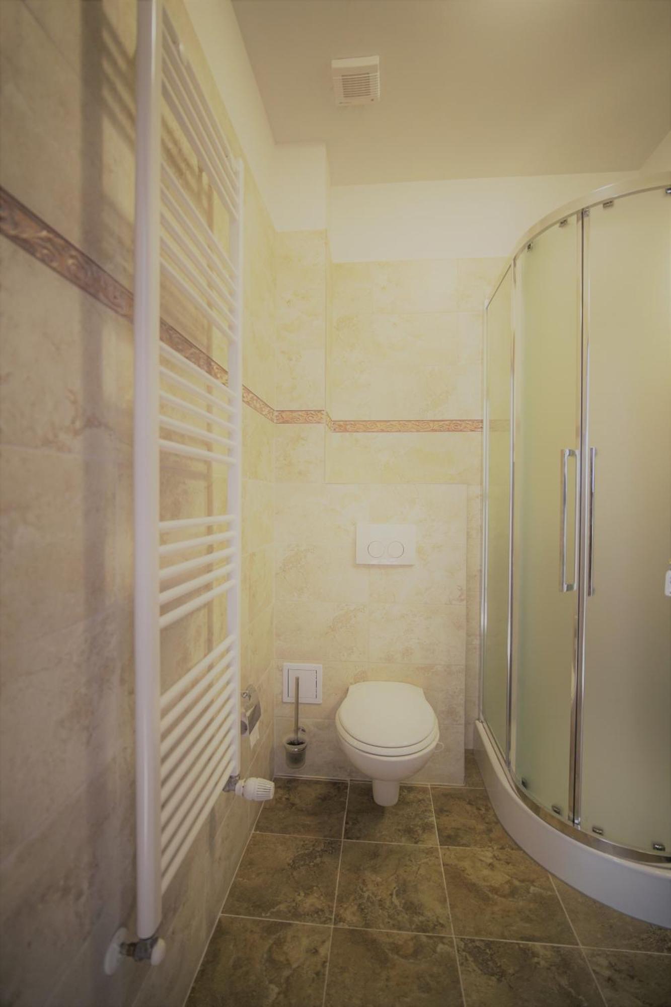 La Curtea Domneasca Otel Piatra Neamţ Oda fotoğraf