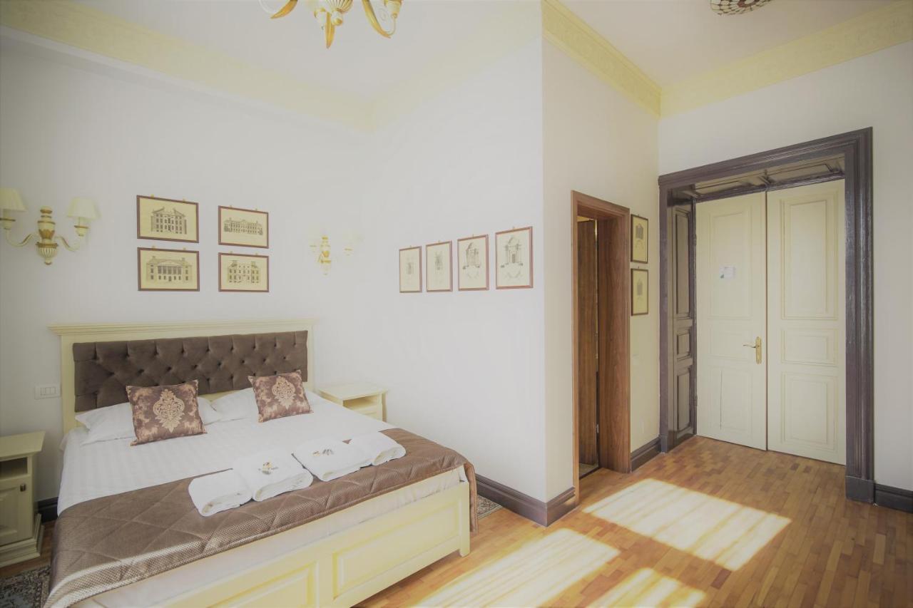 La Curtea Domneasca Otel Piatra Neamţ Dış mekan fotoğraf
